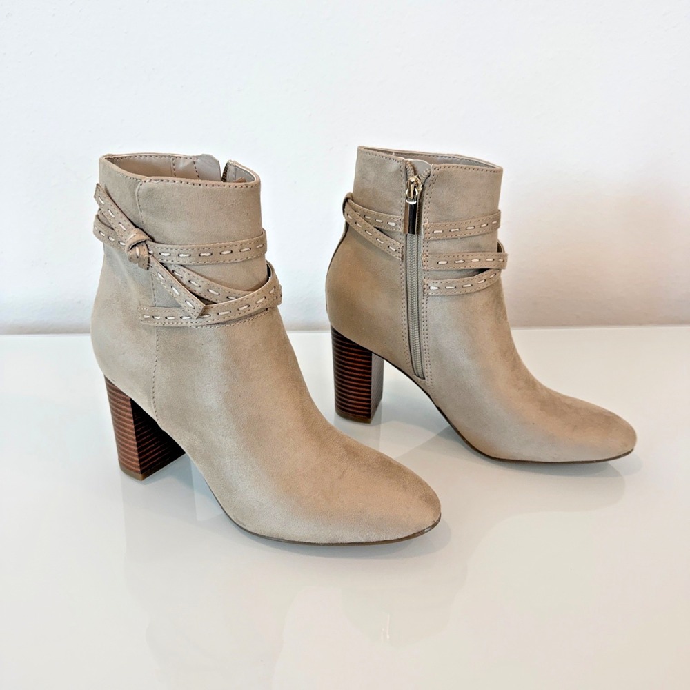 Bandolino Ocorn2 Ankle Boot Womens 6 Light Natural Faux Suede Minimalist Capsule